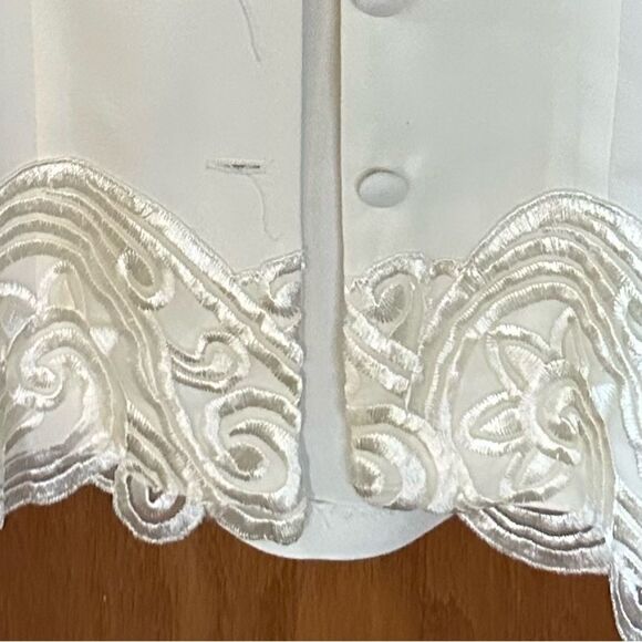 Vintage J.R. Nites Vest in Soft White. Detail on bottom and back tie. Size 3/4 - Picture 3 of 6